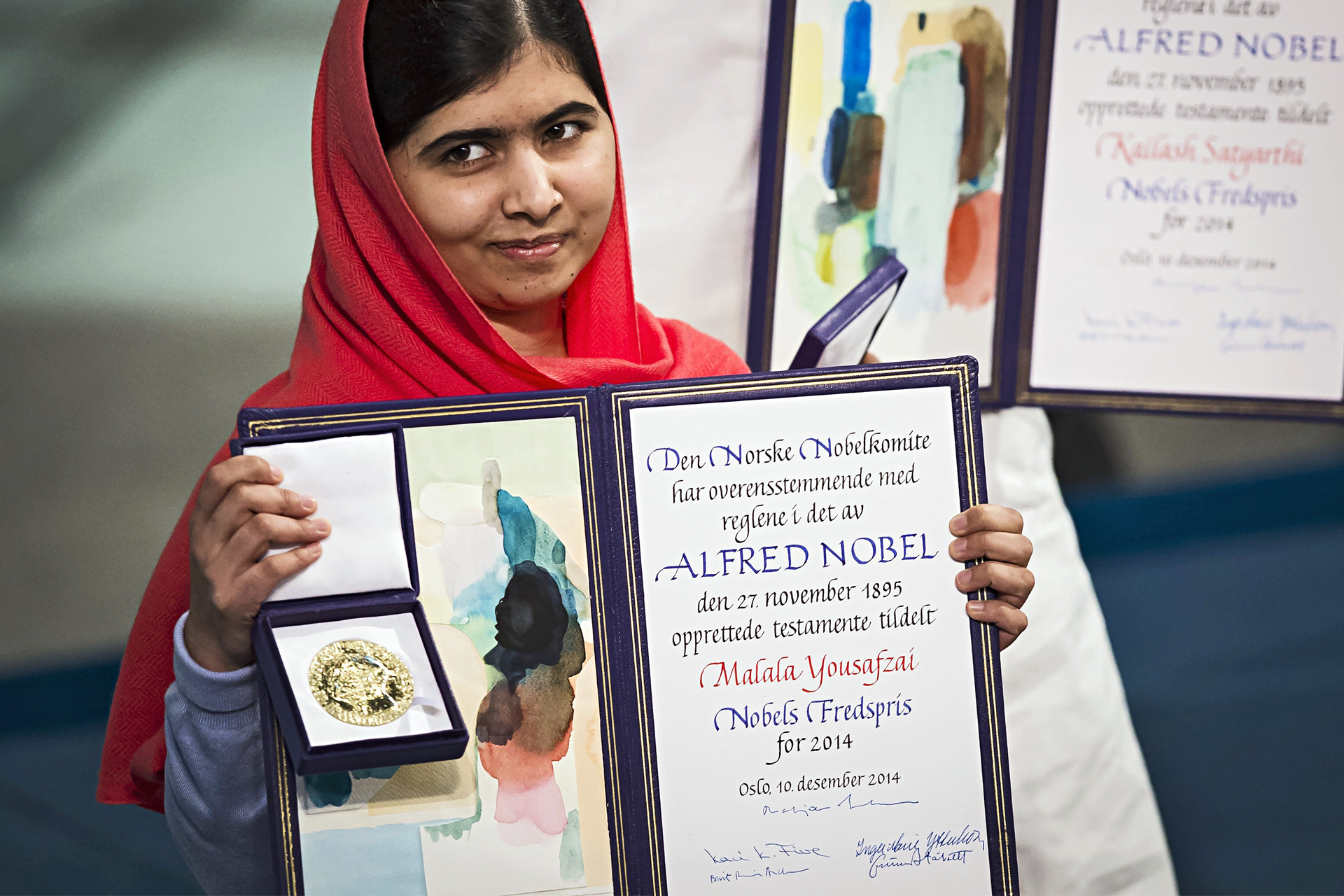 malala with Nobel prize award
